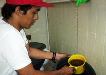 Anggy Muda, warga Perumahan PWS menunjukkan air PDAM TKR yang keluar di kran rumahnya.(shy)